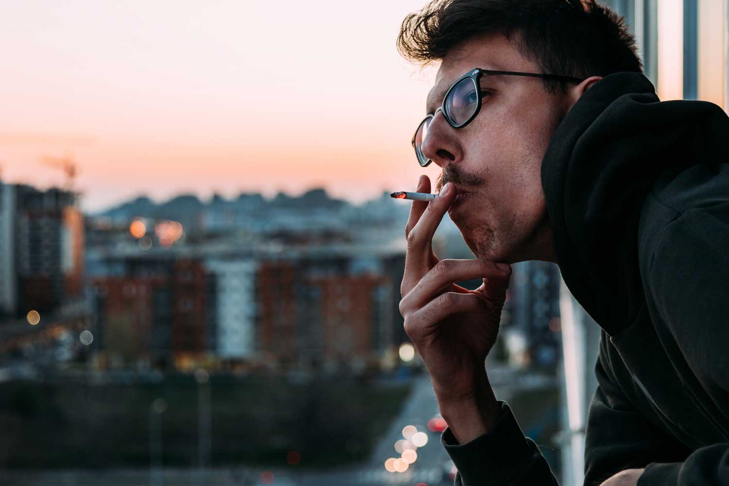 Сосед курит на балконе дым. Хабенский курит. Курит на балконе. С сигаретой на балконе. Сухач курит.